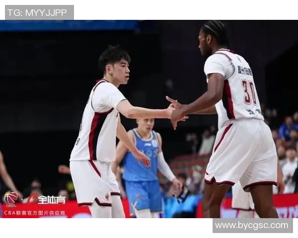 小将张洪硕末节爆发连得9分，帮助@浙江稠州篮球俱乐部 逆转上海